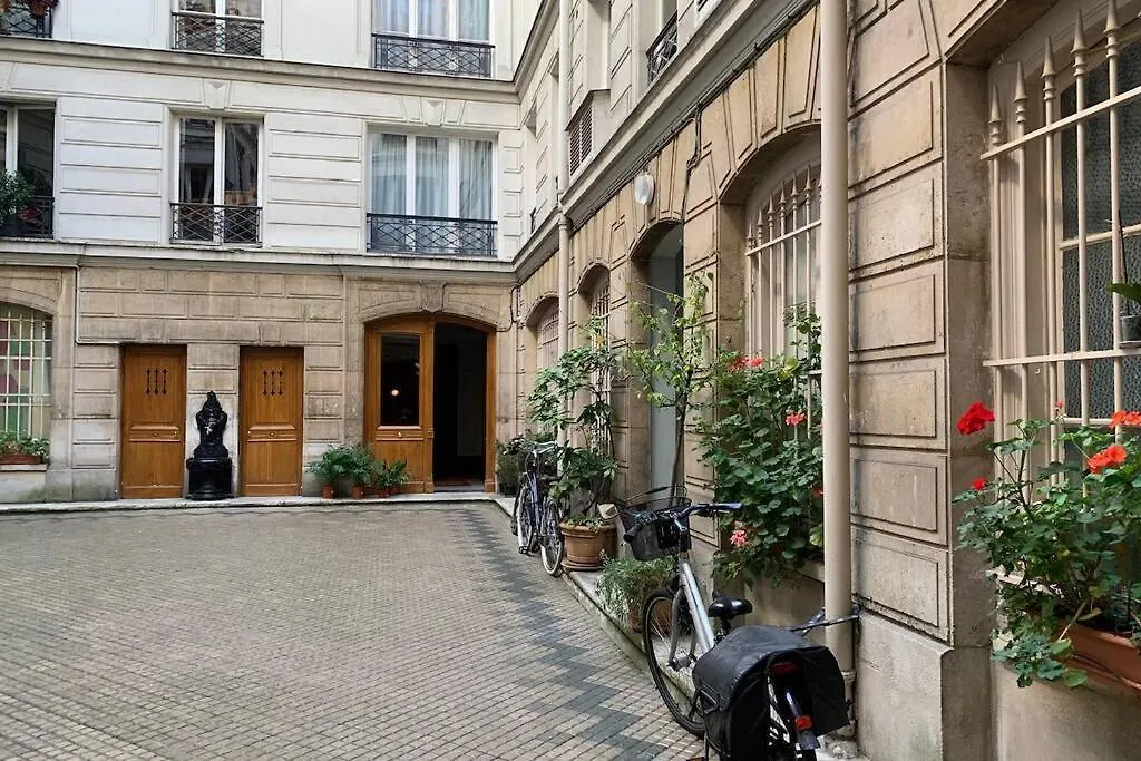 Apartment Le Studio De Martine: Parisian Charm Near Moulin Rouge