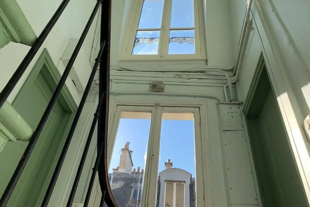 Apartment Le Studio De Martine: Parisian Charm Near Moulin Rouge Paris